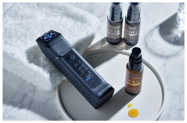 イーポレーション・シュプリームを顔に当てる女性