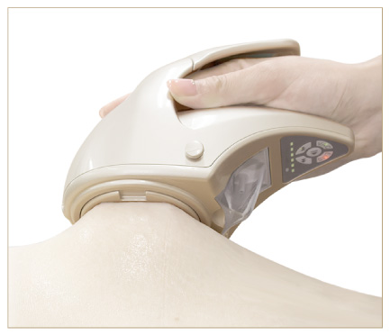 レセルボディをお腹に当てる女性